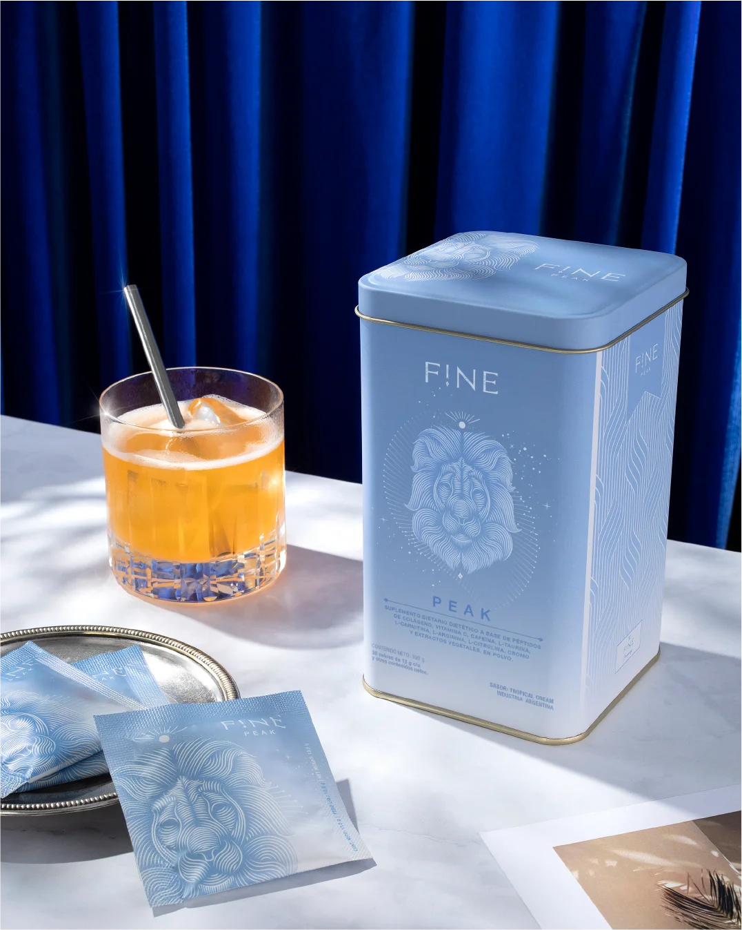 Producto F!NE PEAK en un fondo creativo